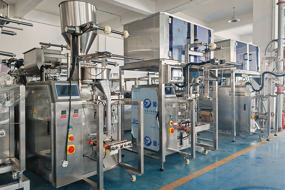 立式小食品包装机是目前食品包装应用相对广泛的一款包装设备。 立式小食品包装机是目前食品包装应用相对广泛的一款包装设备。